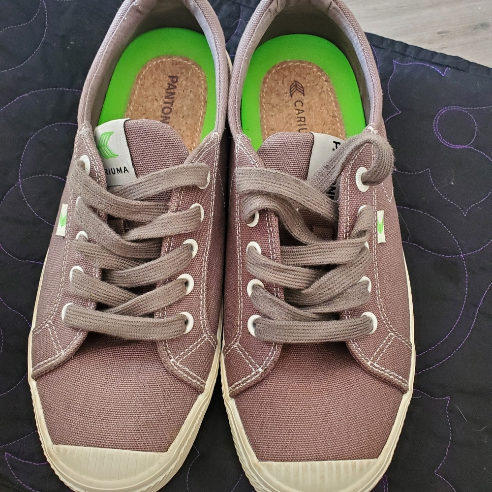 Cariuma Pantone OCA low, size 8.5, sand